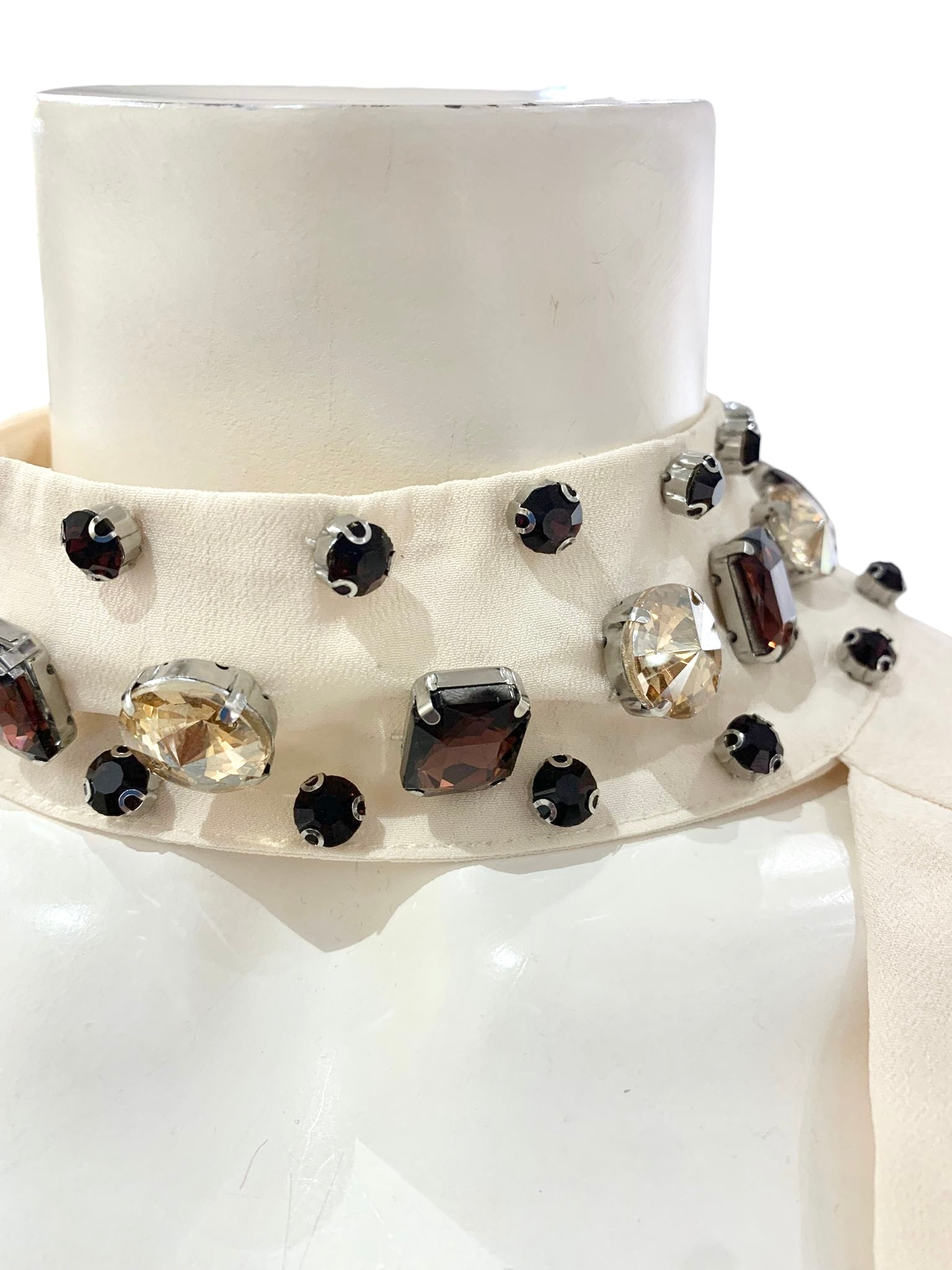 ABITO PIETRE AVORIO ROSSO