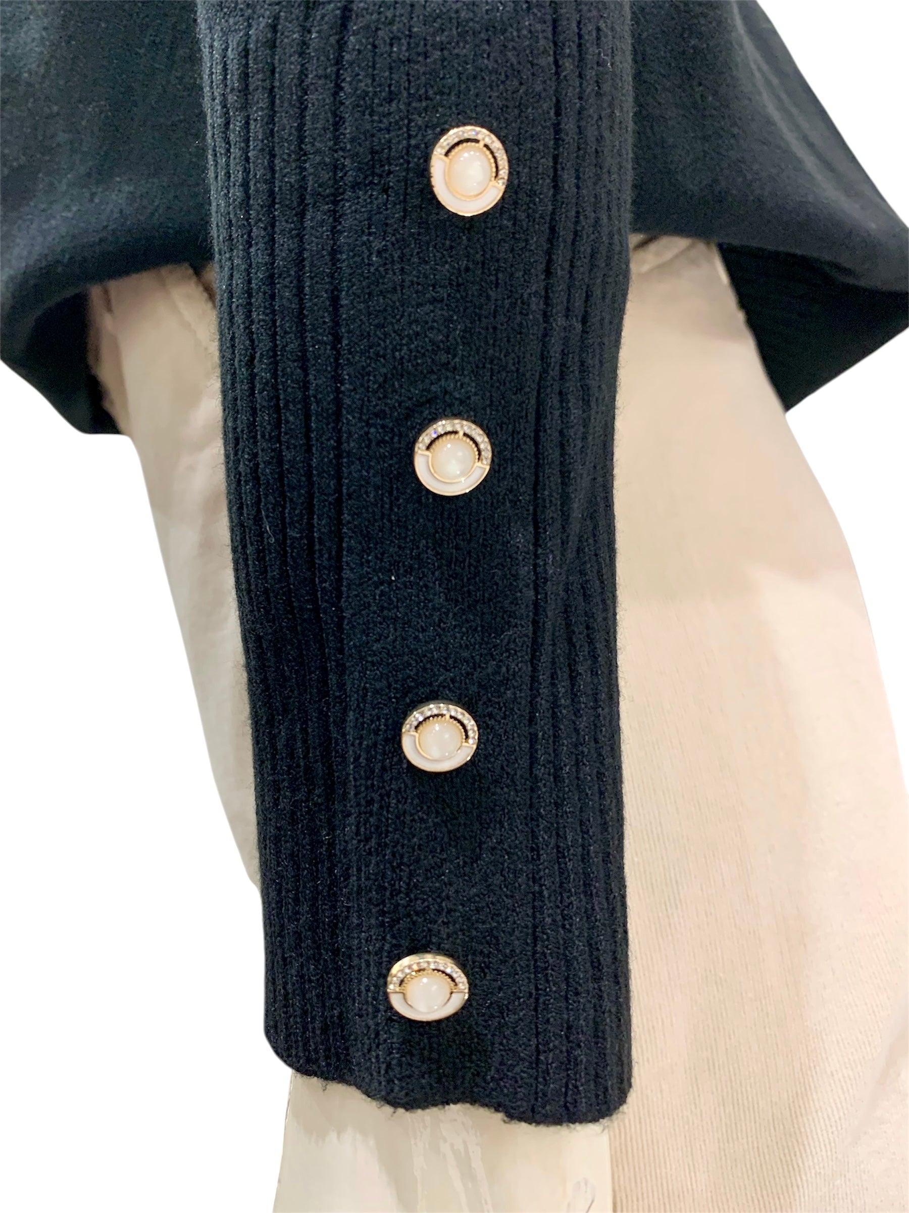 MAGLIA BOTTONCINI LATERALI NERA